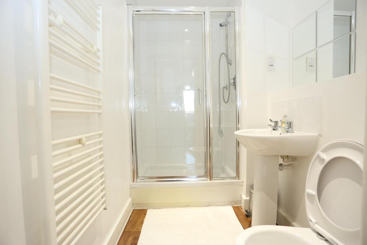 Lovely View 2 Beds 2 Bath Apartment, Лондон Екстериор снимка
